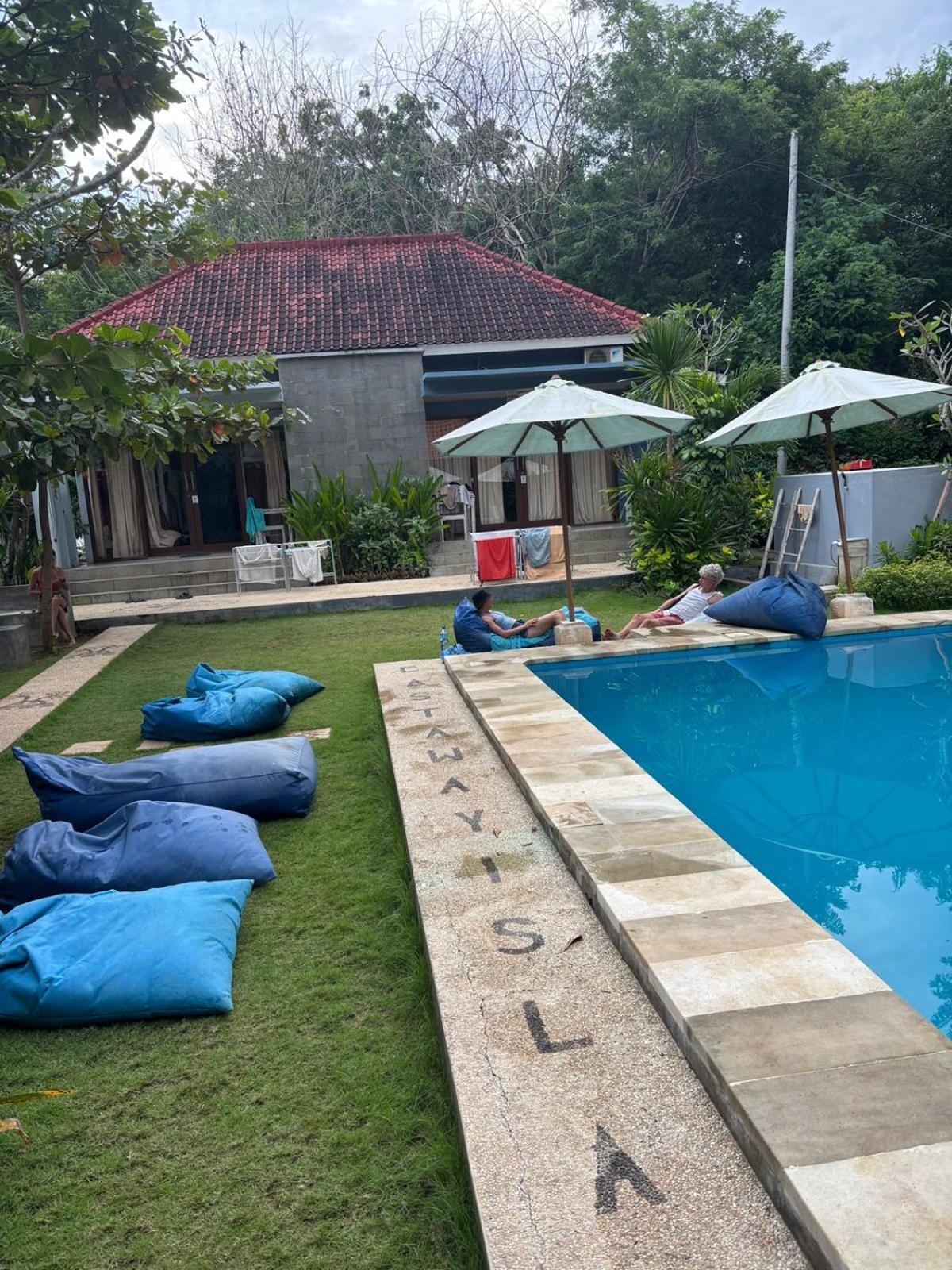 Castaway Island Hostel Nusa Lembongan Exteriör bild